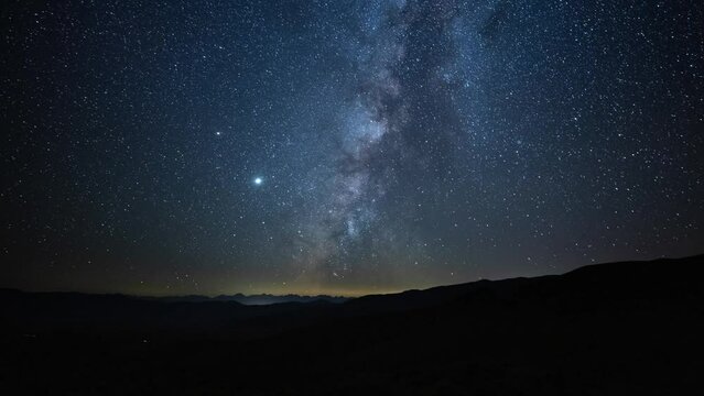 Amazing time-lapse of the starry night sky.