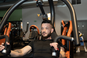 sportif sur une machine de musculation e, salle de sport