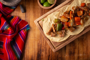 Fajitas Tacos, in Mexico it is also called Alambre de Res. Very popular recipe, the main ingredients are pieces of meat, onion, bacon and bell peppers, roasted on the grill.