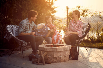 Obraz na płótnie Canvas Roasting Marshmallow Joy: American Family's Fireside Celebration