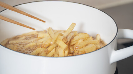 フライドポテト(細切り)を揚げる　調理シーン