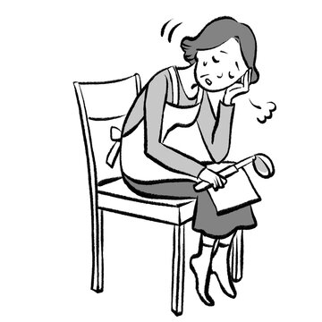 家事に疲れて椅子に座りこんでしまうおばあちゃんの手書き風イラスト