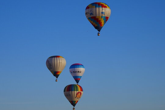  2022 年 11 月 5 日、佐賀バルーンフェスタにて、気球の一斉離陸の写真