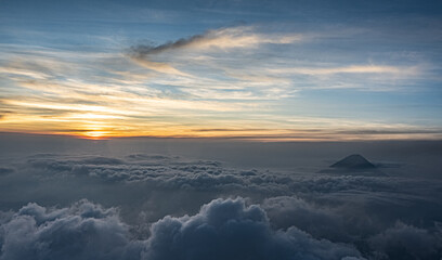 Volcán de Agua desde la cima del Acatenango al amancer, Antigua, Guatemala