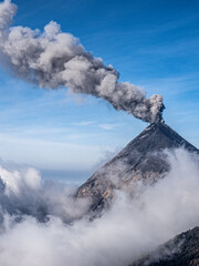 Volcán del fuego en erupción vista desde el volcán Acatenango en Antigua, Guatemala