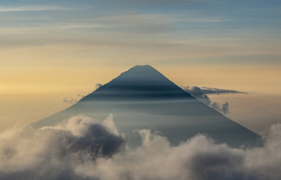 Volcán de Agua desde la cima del Acatenango al amancer, Antigua, Guatemala