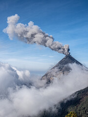 Volcán del fuego en erupción vista desde el volcán Acatenango en Antigua, Guatemala