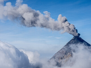 Volcán del fuego en erupción vista desde el volcán Acatenango en Antigua, Guatemala