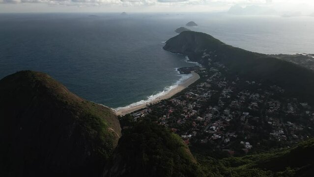 Itacoatiara Beach, Niteroi, Rio de Janeiro - Brasilien - Super-Totale, w&auml;hrend Sonnenuntergang
