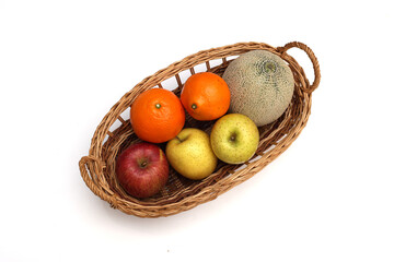 白バックの籠に入れた様々な果物