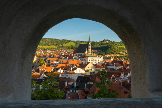 Historic town of Cesky Krumlov and Cesky Krumlov Caste Tower framed by opening, UNESCO World Heritage Site, Cesky Krumlov, South Bohemian Region
