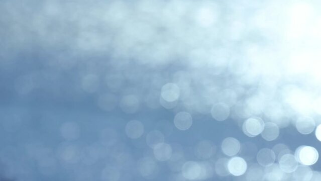 長野県下伊那郡喬木村を流れる天竜川の川面のきらめき　フォーカスインとフォーカスアウト