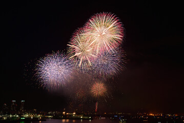 みなとみらいの夜空に上がる花火10