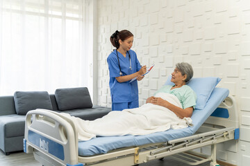 Obraz premium Medical personnel visit female patient lying in bed to inquire about symptoms
