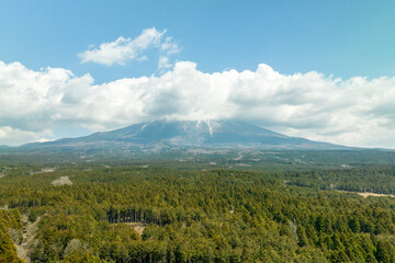 Fototapeta na wymiar 雲がかかる富士山とその麓の青木ヶ原樹海