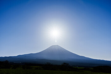 富士山とその真上に輝く朝日　朝霧高原