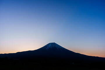 Fototapeta na wymiar 夜明け前の朝焼けの富士山　朝霧高原