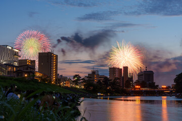 街中で開催された花火大会の花火　岡崎市花火大会