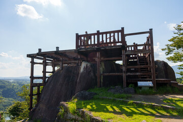 巨石の上の苗木城の天守閣と展望台　岐阜県中津川市