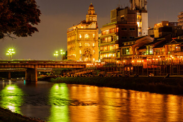 Obraz premium 京都の夜景 鴨川と川床と四条大橋