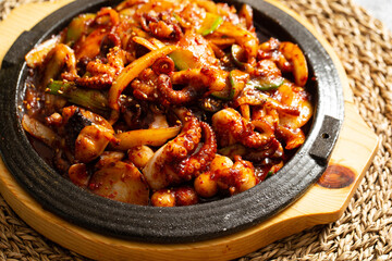 Stir-fried squid on iron plate	