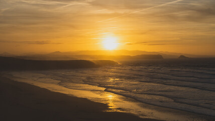 Fototapeta na wymiar beautiful sunset with the sun setting over the sea