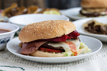hamburguesa con salchicha