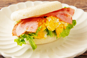 イングリッシュマフィンのベーコンエッグサンド