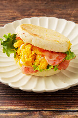 イングリッシュマフィンのベーコンエッグサンド