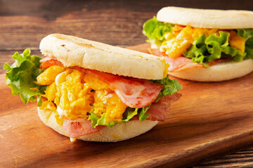 イングリッシュマフィンのベーコンエッグサンド