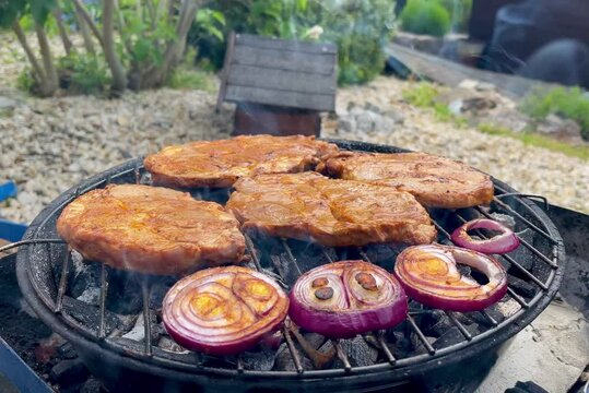 geb ratene Steaks auf dem Grill im Garten