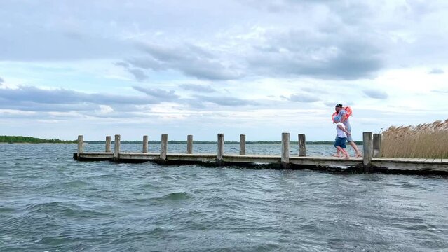 &uuml;ber den Steg rennen und ins Wasser springen