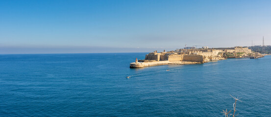Fototapeta na wymiar Fort Rikasoli in Birgu, La Valetta, Malta - view from the Upper Barrakka Gardens