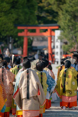 Fototapeta premium 鳥居前で待機時間。2023の葵祭の様子で、撮影場所は上賀茂神社です。