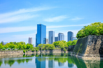 初夏の大阪城城壁と都会の街並み　大阪府大阪市　Osaka castle walls and city streets in early summer. Oosaka Pref, Oosaka City.