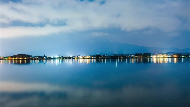 暗闇に浮かび上がる富士山と夜中の河口湖に映る夜景　タイムラプス