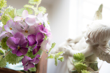 紫のブーケと天使を上から見て