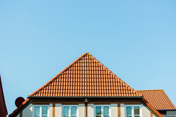 Dachstuhl und blauer Himmel