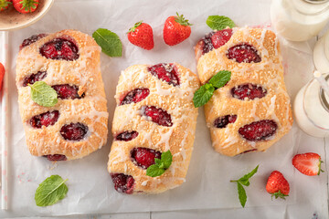 Sweet strawberry yeast cake with glaze and crumble.