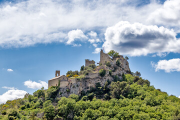 vue du village et du château d'Entrechaux dans le Vaucluse
