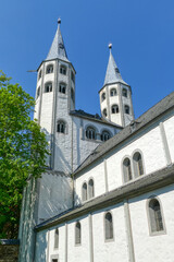 Historische Klosterkirche mit zwei Türmen in der Altstadt von Goslar