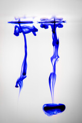 Gotas de tinta azul efecto medusa