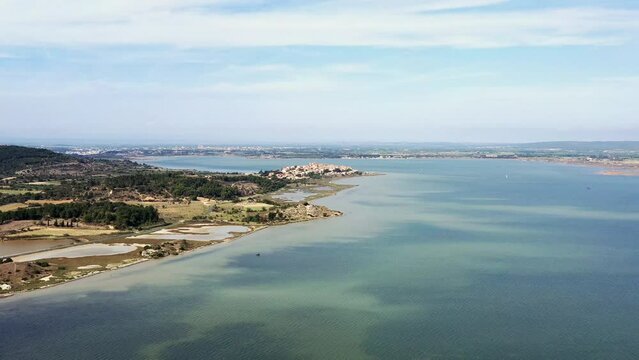 survol de Peyriac-de-mer et de l'&eacute;tang de bages-sigean dans parc naturel r&eacute;gional de la Narbonnaise	