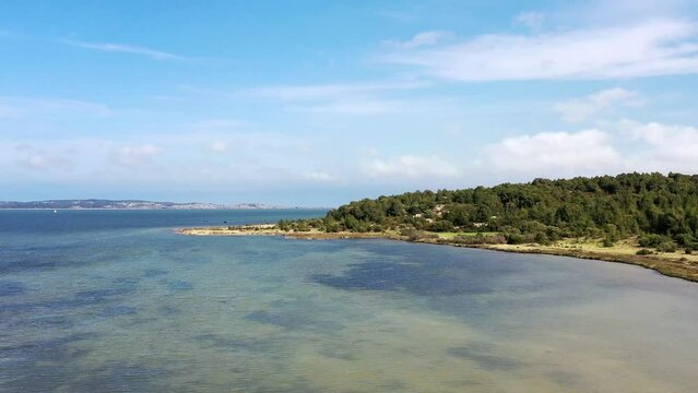 survol de Peyriac-de-mer et de l'&eacute;tang de bages-sigean dans parc naturel r&eacute;gional de la Narbonnaise	
