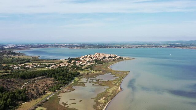 survol de Peyriac-de-mer et de l'&eacute;tang de bages-sigean dans parc naturel r&eacute;gional de la Narbonnaise	