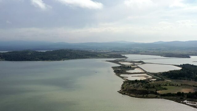 survol de Peyriac-de-mer et de l'&eacute;tang de bages-sigean dans parc naturel r&eacute;gional de la Narbonnaise	
