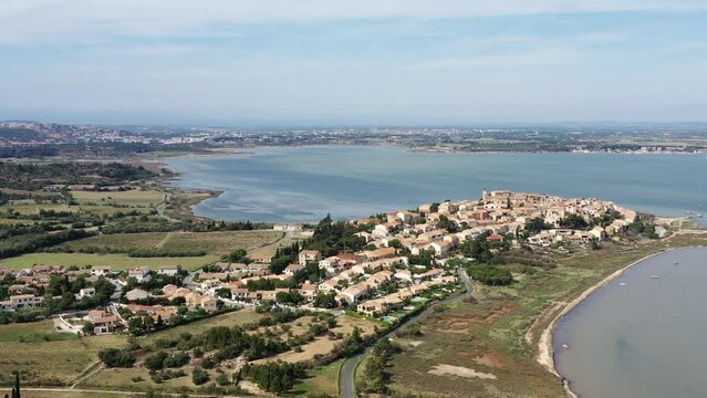 survol de Peyriac-de-mer et de l'&eacute;tang de bages-sigean dans parc naturel r&eacute;gional de la Narbonnaise	