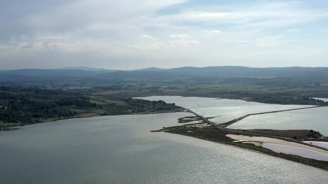 survol de Peyriac-de-mer et de l'&eacute;tang de bages-sigean dans parc naturel r&eacute;gional de la Narbonnaise	