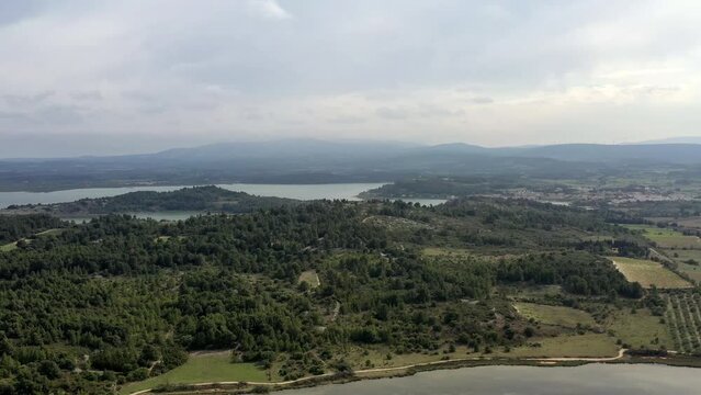 survol de Peyriac-de-mer et de l'&eacute;tang de bages-sigean dans parc naturel r&eacute;gional de la Narbonnaise	