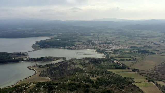 survol de Peyriac-de-mer et de l'&eacute;tang de bages-sigean dans parc naturel r&eacute;gional de la Narbonnaise	
